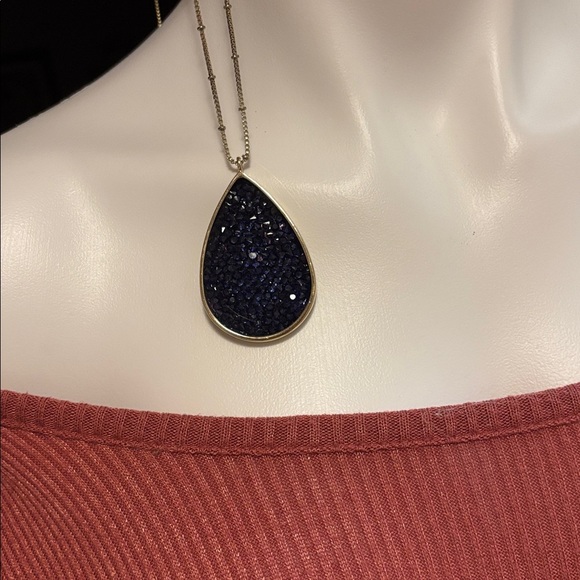 Elegant Long Necklace with Teardrop Pendant - Picture 4 of 9